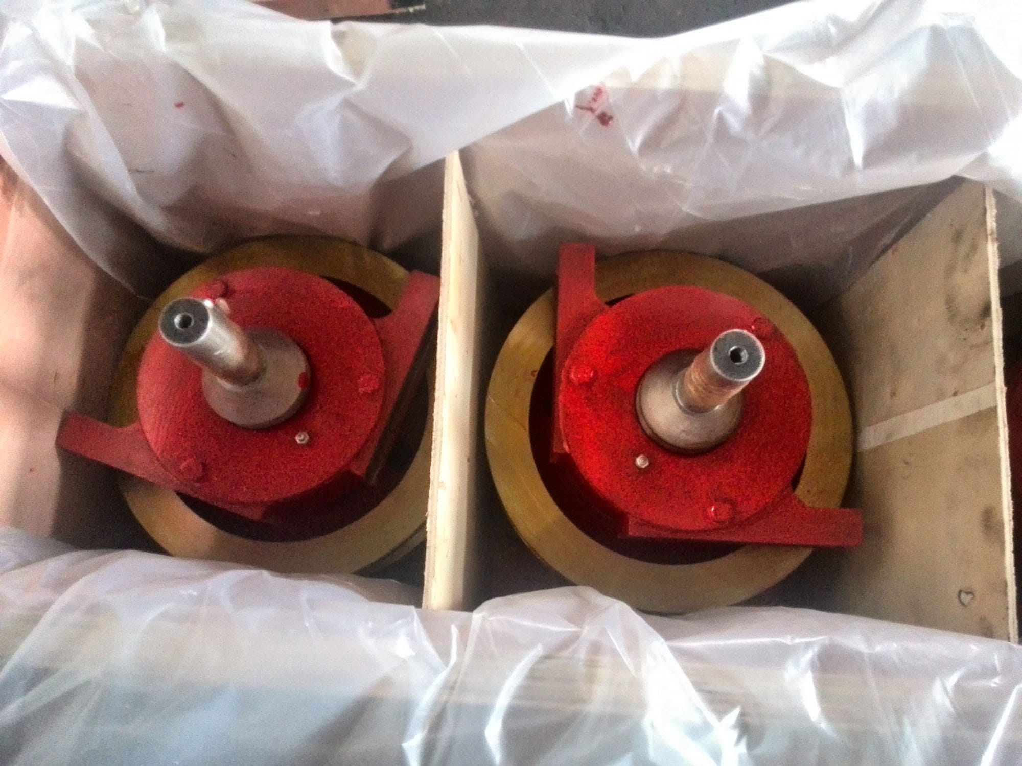 2 pcs ng Dia. 315mm angle box type double flanged drive wheel group na nakaimpake sa wooden crate